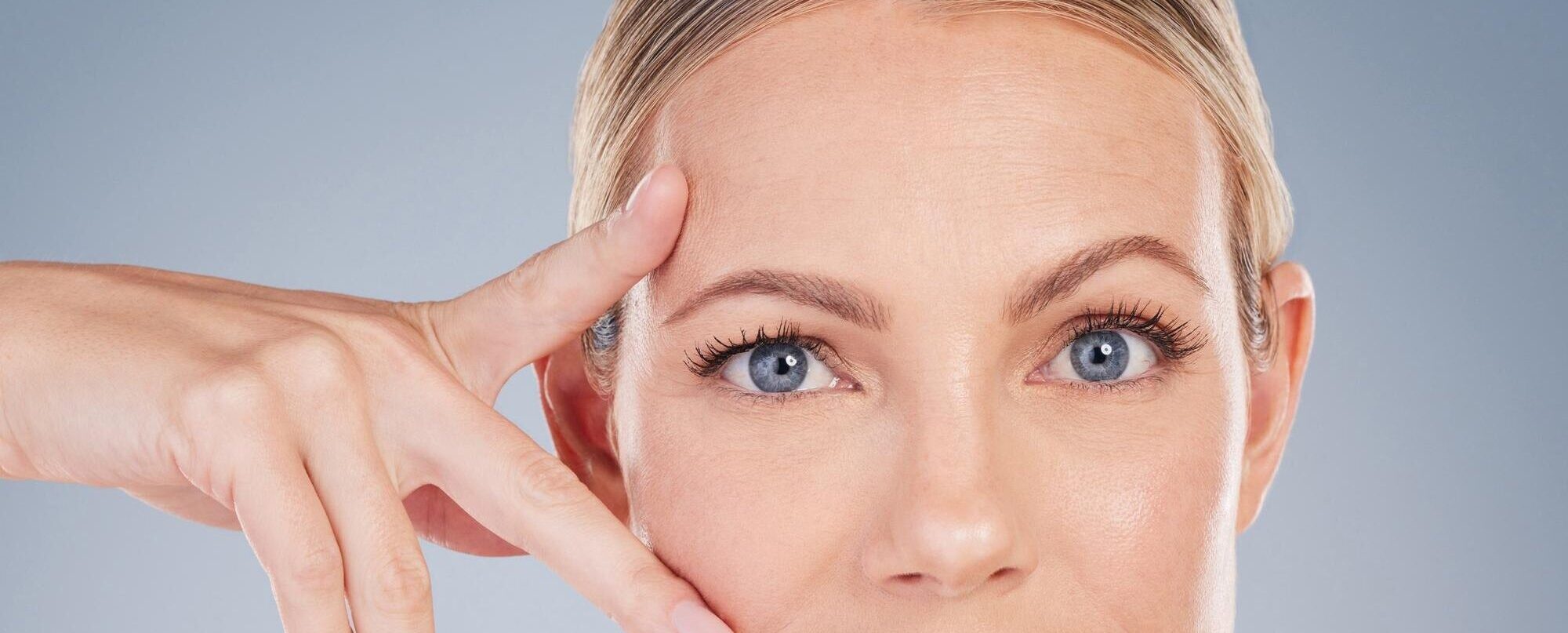 Baby Botox, Patientin hält 2 Finger an den Kopf