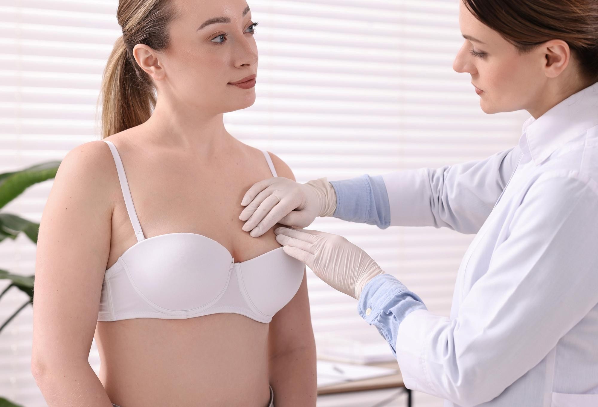 Explantation, Ärztin tastet die Brust der Patientin ab