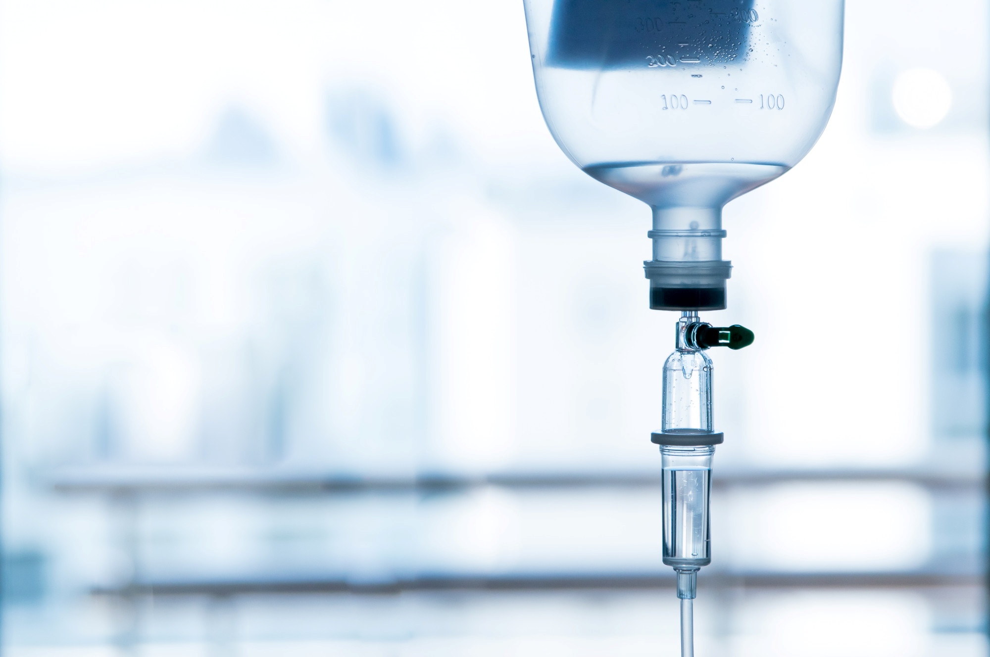 NAD Plus Infusion, ein Medikament läuft durch einen Tropfaufsatz