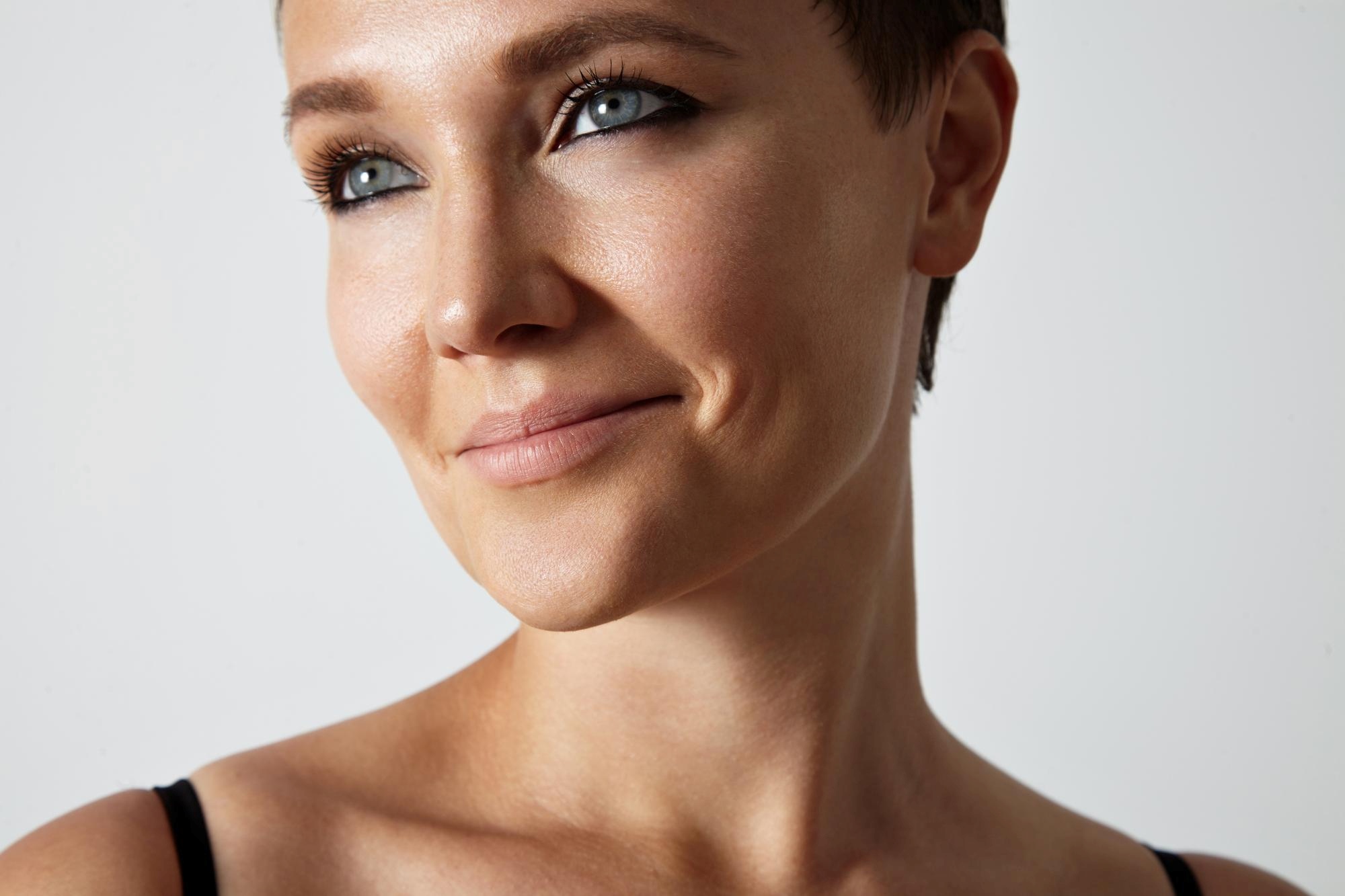 Biostimulatoren, eine junge Frau mit glatter Haut